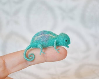 Needle felted  Chameleon, Tiny animals dolhouse miniature, woolen felted sculpture toy