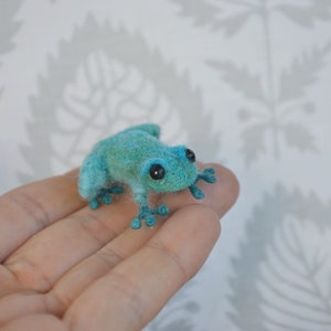 Rana en miniatura, miniatura para casa de muñecas, ranita azul, rana de fieltro, animales de fieltro, OOAK, miniescultura