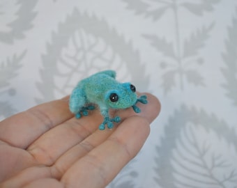 Frog miniature, dollhouse miniature, Little blue frog, needle felted tiny frog, felted animals, OOAK, mini sculpture