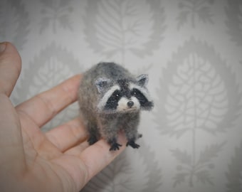 Miniature de dolhouse de petits animaux feutrés à l'aiguille de raton laveur, sculpture feutrée de laine