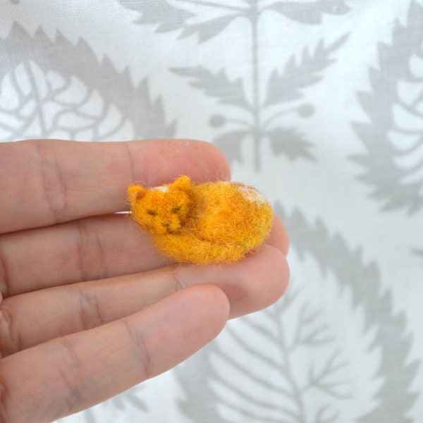 Cat tiny, Needle Felted Pet Cat, dollhouse miniature. Woolen miniature animals