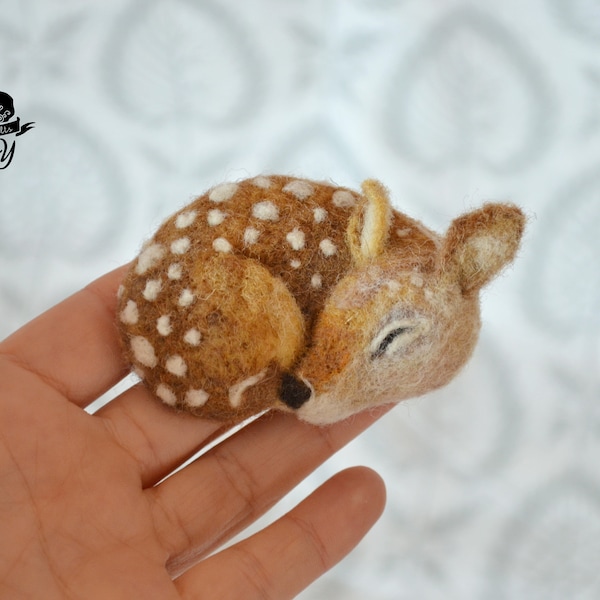 Broche feutrée fauve "Bambi", épingle cerf, bijoux en laine