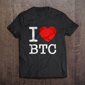 Könnte beinhalten: Schwarzes T-Shirt mit weißem Text "I love BTC" und einem roten Herzen.