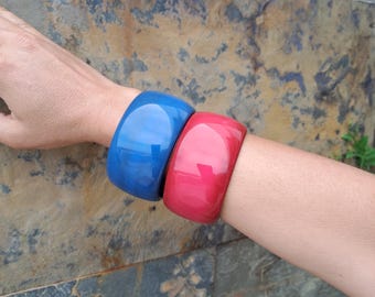 Conjunto de brazaletes gruesos de acrílico: joyería bohemia azul y roja