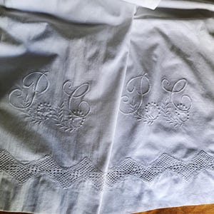 Antieke witte katoenen handgeborduurde kussensloop met handgehaakt kant en PE-monogram