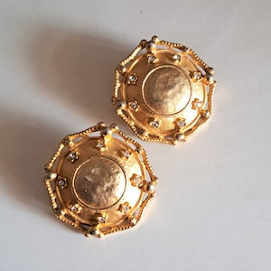 Massive goldfarbene Ohrringe mit klaren Strasssteinen, Ohrclips Vintage Circa 1960er 1970er Jahre