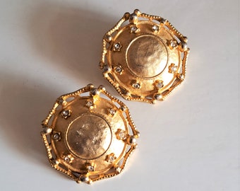 Massieve goudkleurige oorbellen met heldere strassteentjes, clipoorbellen vintage circa jaren 1960 1970