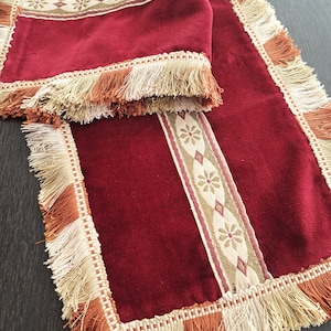 Camino de mesa de terciopelo antiguo burdeos/beige con mantel de terciopelo con flecos