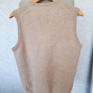 Suéter unisex de lana beige vintage de los años 80 con cuello en V y sin mangas, talla mediana imagen 2