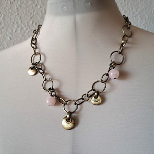 Collier Dyrberg Kern vintage : chaîne en laiton avec breloques en pierre rose