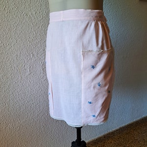 Vintage geborduurde damesschort lichtroze halflange schort met kanten rand