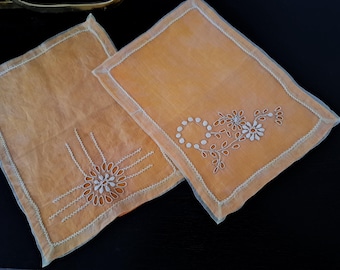 Par de toalhas de mesa antigas em organza bordadas à mão, com estampa floral branca, estilo Art Déco, década de 1920/30.