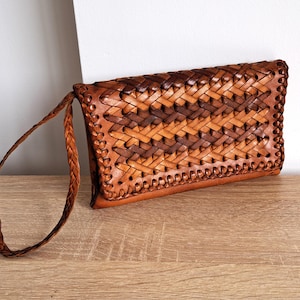Bolso de mano vintage de piel trenzada hecho a mano con correa para la muñeca: bolso rústico bohemio
