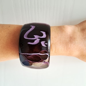Bracelet vintage en bakélite sculptée, large bracelet marron violet, gros bracelet jonc rétro en plastique pour femme