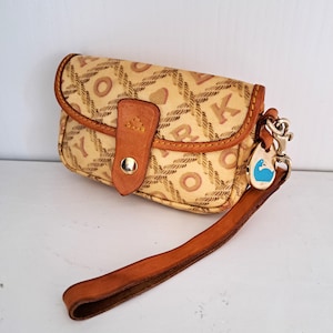 Vintage Dooney & Bourke Handgelenk Tasche, Beige Logo Canvas und Lederbesatz Clutch Tasche, Geldbörse mit Anhänger