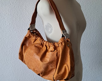 Kenneth Cole handväska, brun läderhoboväska, brett bärhandtag, veckdetaljer på axeln