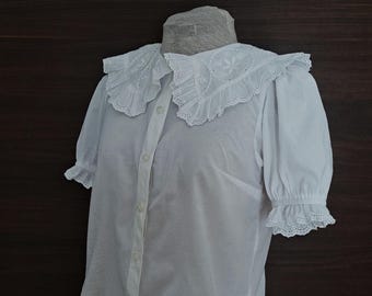 Blusa vintage de algodón blanco de los años 70 con ribete de encaje, mangas cortas abullonadas, cuello grande bordado, estilo retro romántico, talla pequeña.