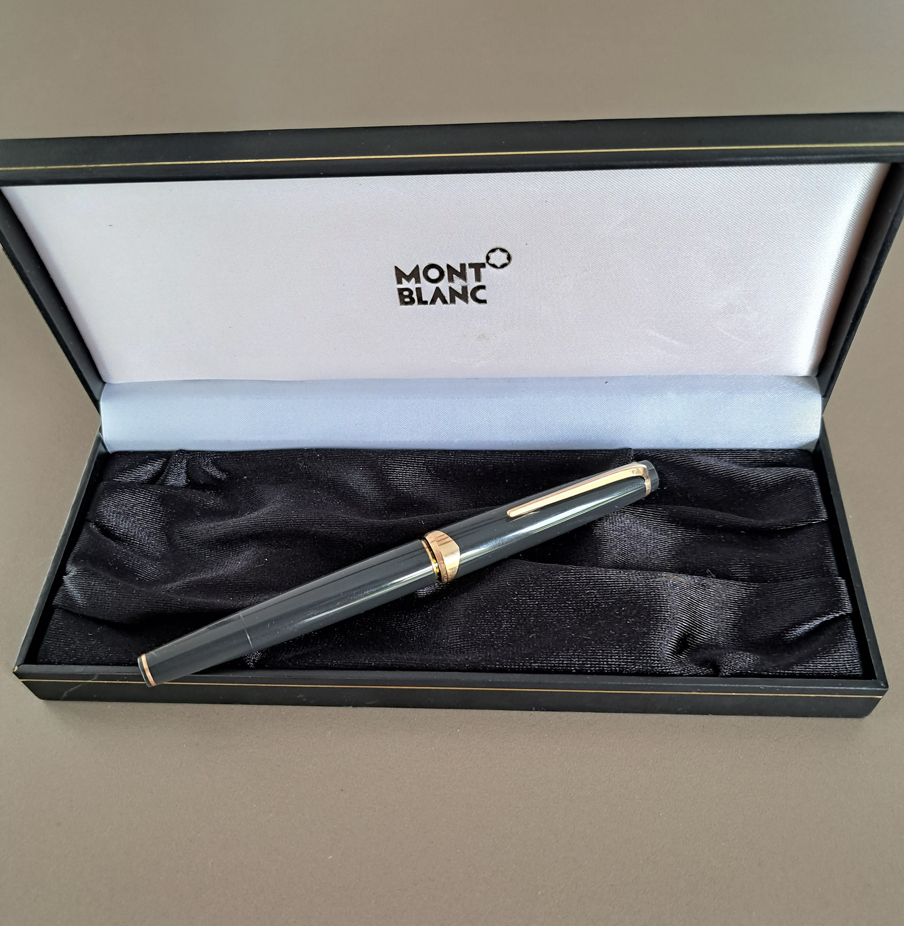 Lot 203 - A GUCCI VINTAGE BALL POINT PEN