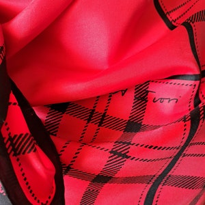 Pañuelo de seda cuadrado con borde a cuadros rojos y negros, estilo vintage, con bordes enrollados a mano