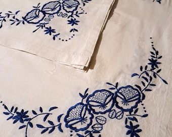 ensemble vintage de nappe blanche et coureur avec broderie florale bleue faite à la main