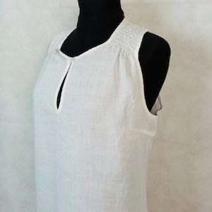 Vestido largo de lino blanco: caftán sin mangas con espalda bordada