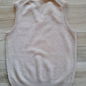 Suéter unisex de lana beige vintage de los años 80 con cuello en V y sin mangas, talla mediana imagen 5