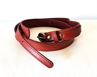 Cinturón fino vintage de piel roja con hebilla de latón, cintura de 85-95 cm