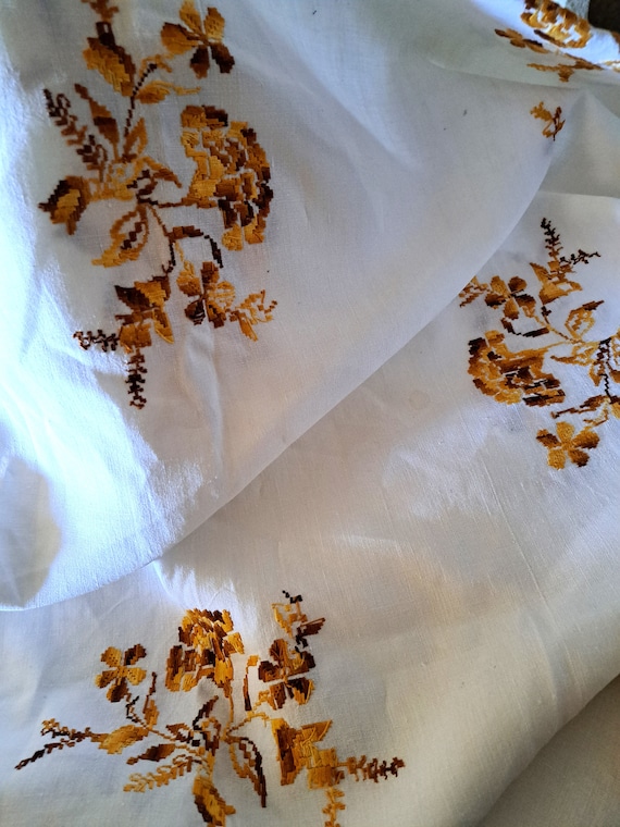 ヴィンテージ手刺繍リネンテーブルクロス：50年代の花柄テーブルリネン