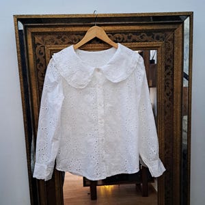 Witte katoenen vintage blouse uit de jaren 70, kanten top met opengewerkt borduurwerk, lange pofmouw grote Peter Pan-kraag, retro romantisch shirt