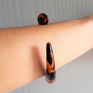 Bracciale vintage in bachelite in ottica corno, bracciale sottile aperto