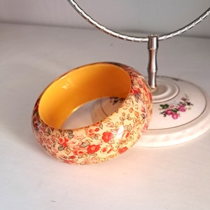 bracelet vintage Bakelite Lucite avec fleurs imprimées intégrées bijoux du milieu du siècle