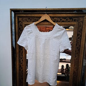 Witte katoenen vintage blouse uit de jaren 70: opengewerkte geborduurde kanten rand, medium