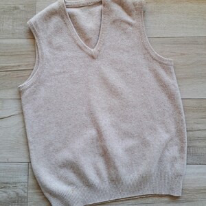 Suéter unisex de lana beige vintage de los años 80 con cuello en V y sin mangas, talla mediana imagen 4