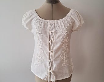 70s Boho Peasant Blouse: Vintage White Cotton Floral Embroidery, Medium