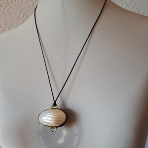 Vintage Mother of Pearl Shell Pendant Box Necklace