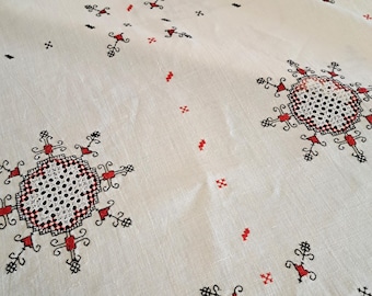 ヴィンテージリネンテーブルクロスセット：赤と黒の刺繍花柄カット