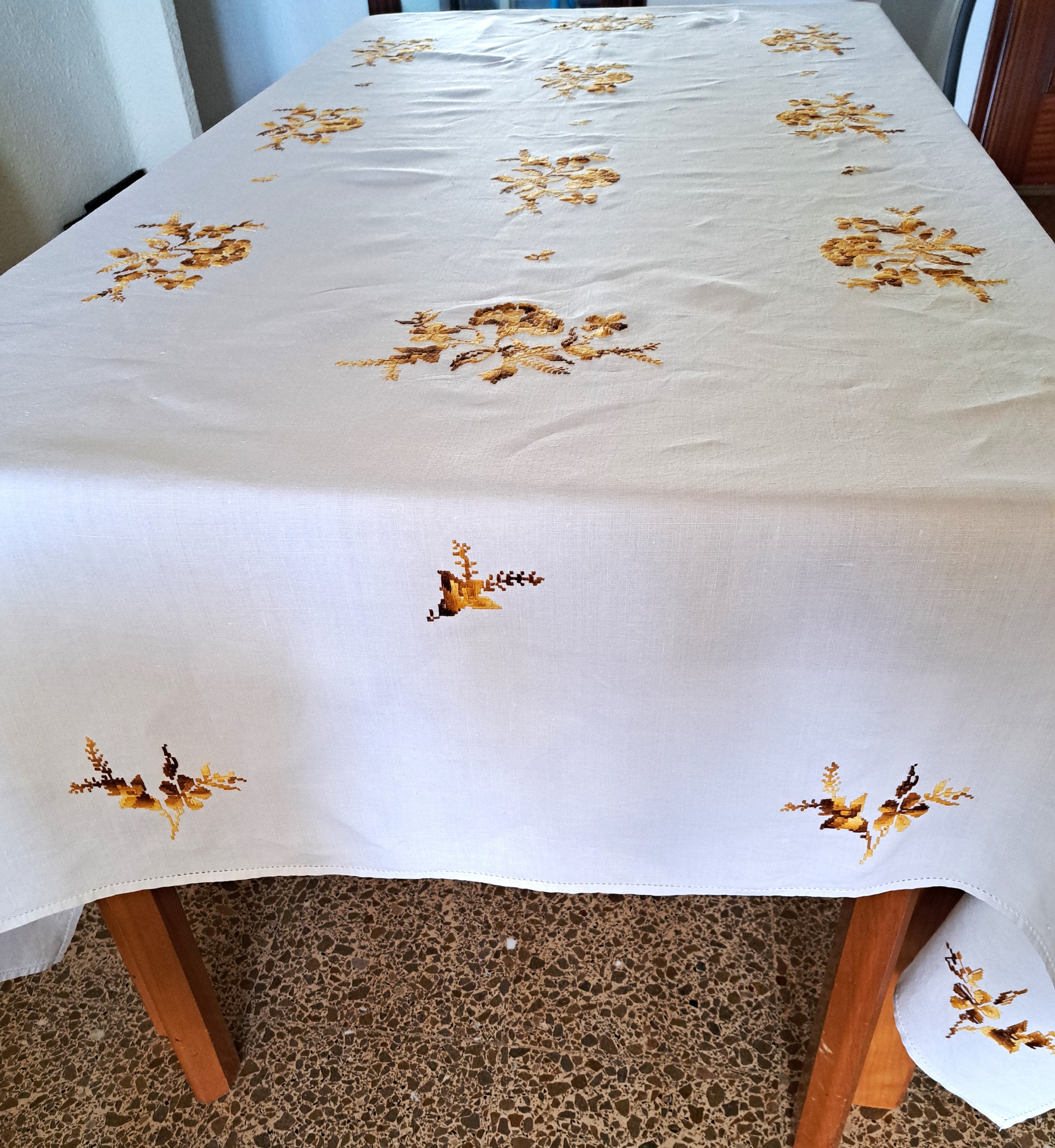 ヴィンテージ手刺繍リネンテーブルクロス：50年代の花柄テーブルリネン