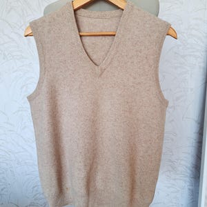 Suéter unisex de lana beige vintage de los años 80 con cuello en V y sin mangas, talla mediana imagen 1