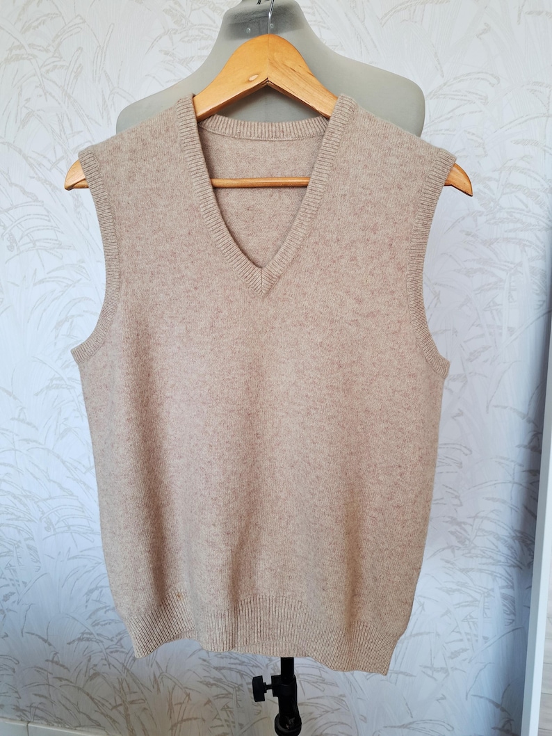 Suéter unisex de lana beige vintage de los años 80 con cuello en V y sin mangas, talla mediana imagen 1