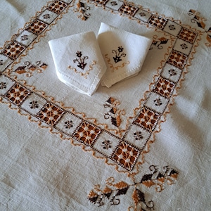 Vintage Hand Stickerei Tischdecke mit 2 Servietten Braun Gelb Gestickte und Geschnittene Arbeit Details Quadratische Leinen Tee Tischdecke