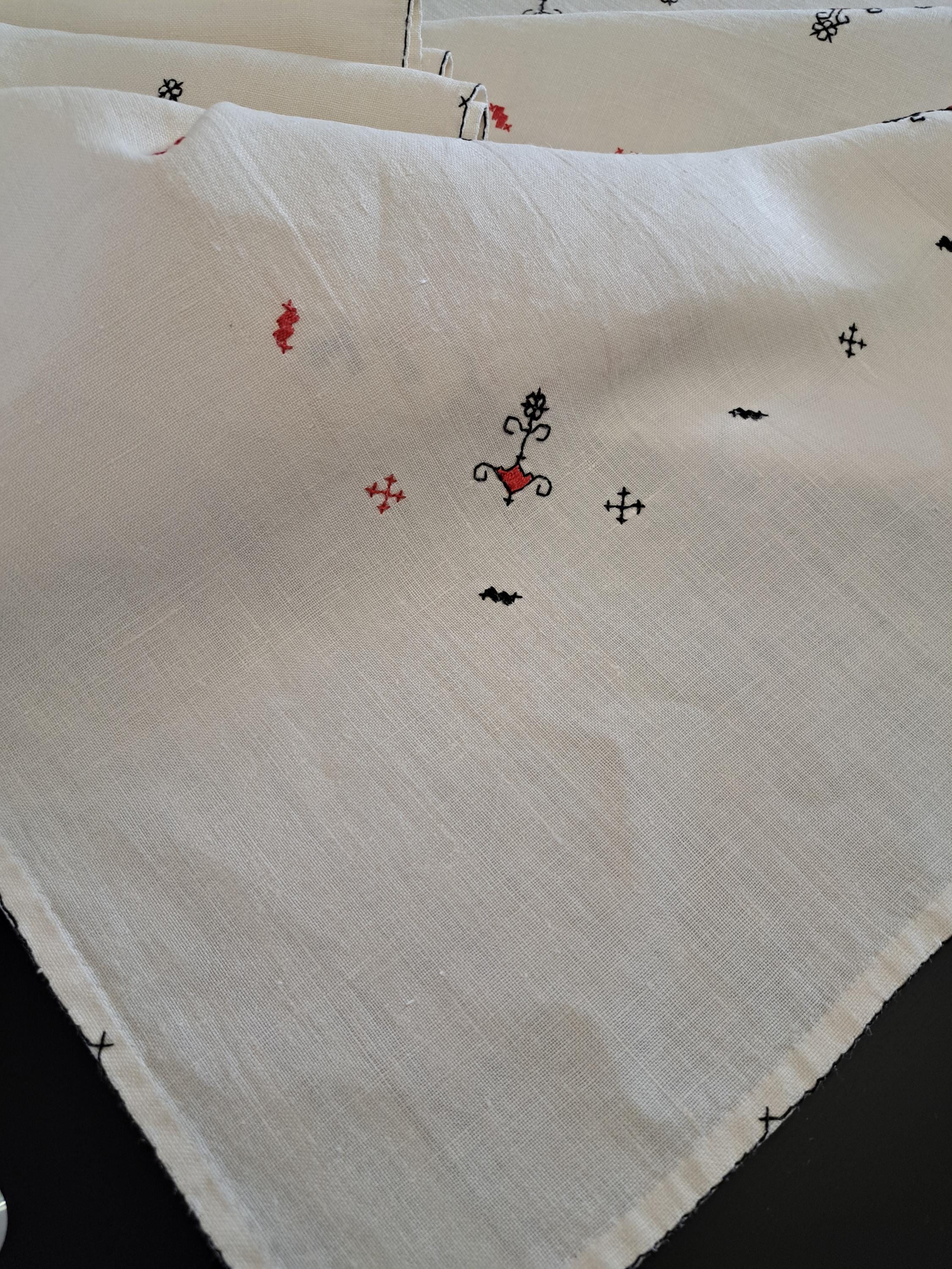 刺繍カットワークテーブルクロスハンドメイドビンテージ ヴィンテージリネンテーブルクロスセット：赤と黒の刺繍花柄カット