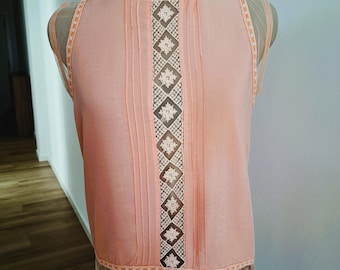 Vintage 1960er Bluse, besticktes Netz-Spitzenband, ärmelloses PeachTop, Biese und hoher Kragen