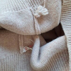 Suéter unisex de lana beige vintage de los años 80 con cuello en V y sin mangas, talla mediana imagen 6