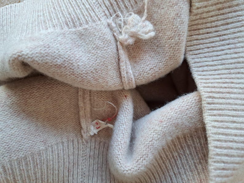 Suéter unisex de lana beige vintage de los años 80 con cuello en V y sin mangas, talla mediana imagen 6