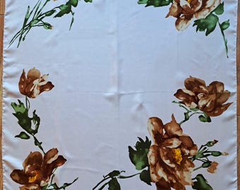Könnte beinhalten: Ein weißer Seidenschal mit braunem Blumenmuster. Die Blumen sind stilisiert und haben einen Aquarell-Effekt. Der Schal hat einen grünen Rand.