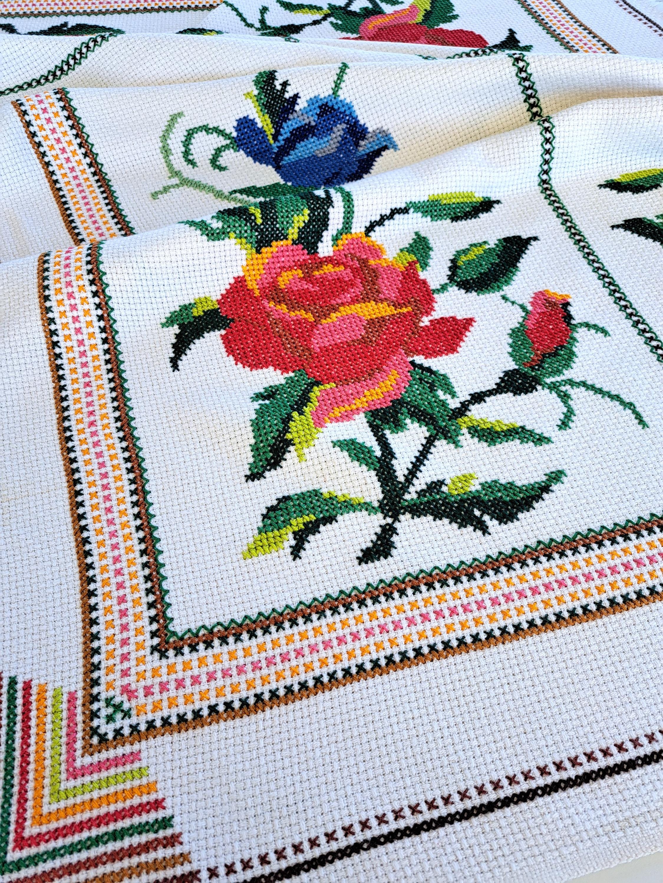 50年代ヴィンテージ刺繍テーブルクロス：花柄クロスステッチ、152 x 95