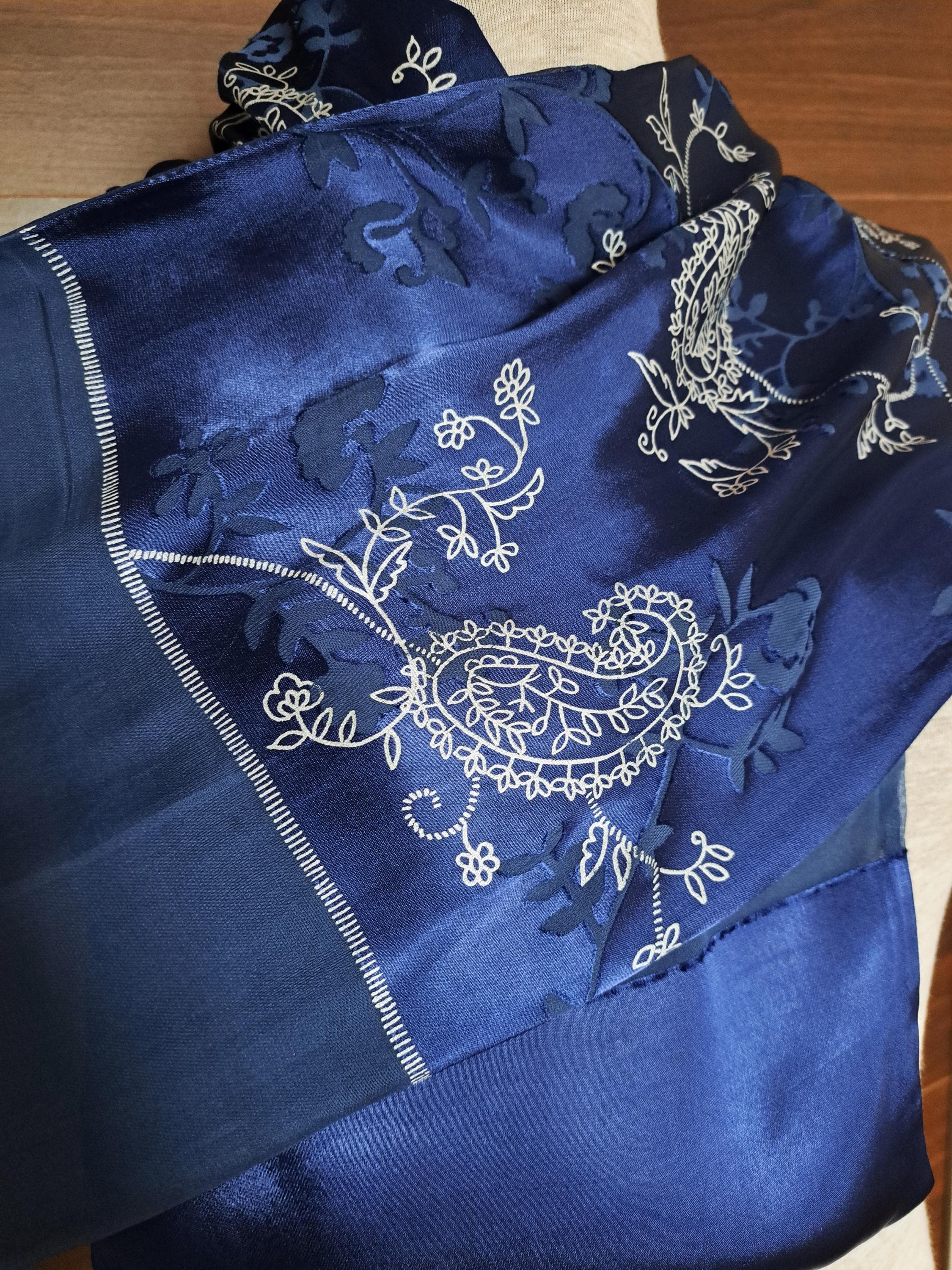 Grande écharpe Châle Marks & Spencer Neuve - Couleur Jaune Et Rose, Motif Empreintes Animales, Polyester