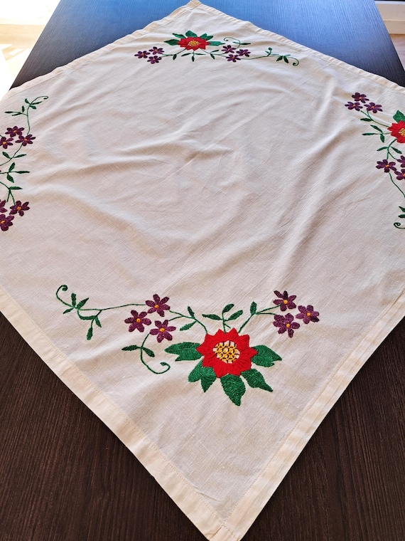 白色地花柄刺繍 テーブルクロスハンドメイドビンテージ ヴィンテージ手刺繍花柄テーブルクロス：ホワイトコットン、28.4インチ