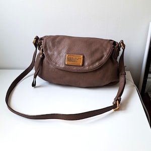 vintage Sac à bandoulière Marc Jacobs en cuir taupe foncé, sac à main zippé avec pli de créateur