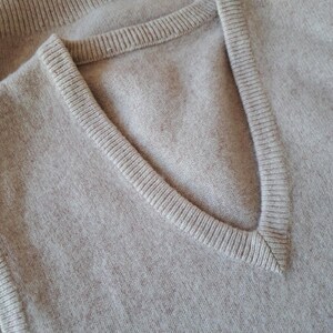 Suéter unisex de lana beige vintage de los años 80 con cuello en V y sin mangas, talla mediana imagen 3